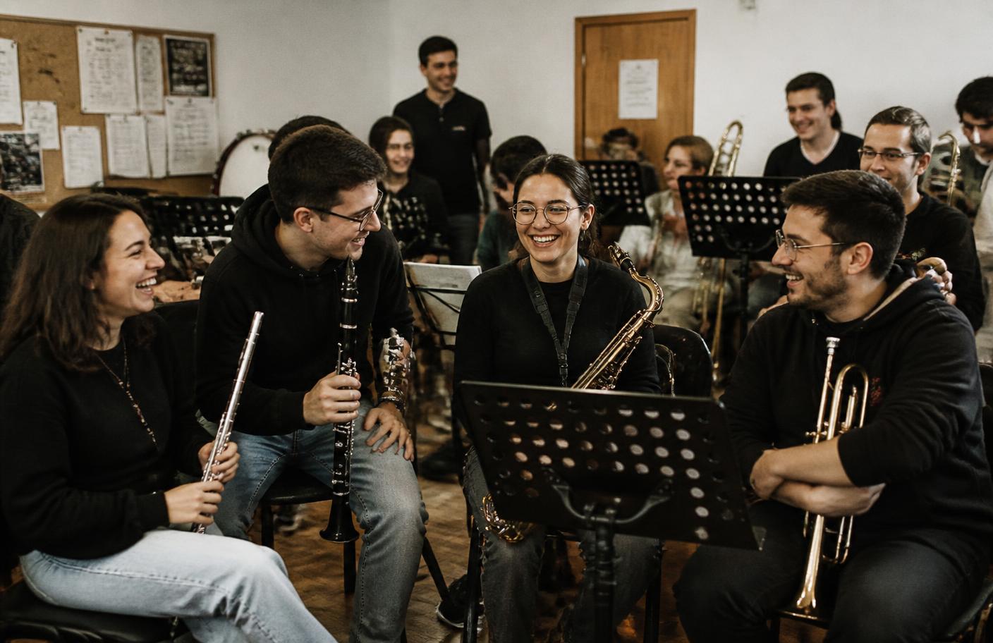 Músicos de uma banda filarmónica a conviver depois do ensaio